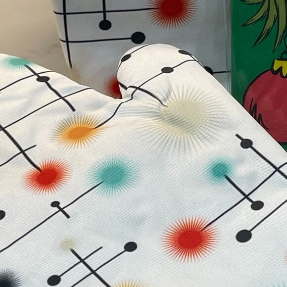 Retro Bundle: Pair of Oven Mitts + Grinch Holiday Napkins - Picture 5 of 11